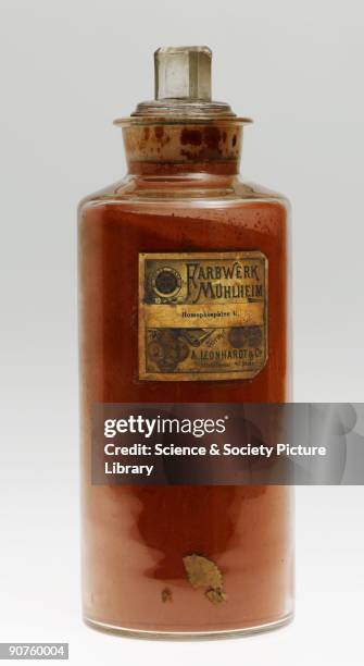 Jar of Homophosphine G synthetic dye manufactured by Farbwerk Mülheim A. Leonhardt & Co, Mülheim-am-Main, Germany. August Leonhardt and Leo Gans set...