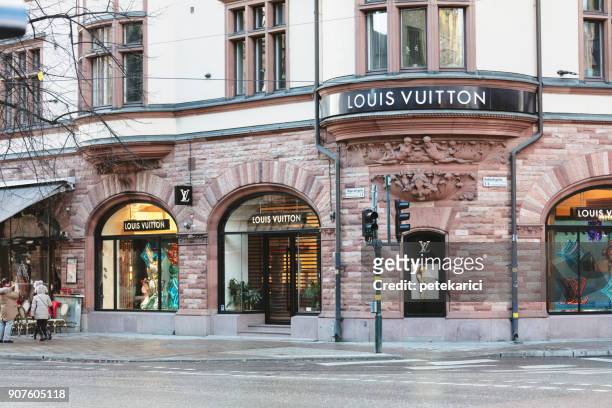 lois vuitton boutique in stockholm, sweden - louis vuitton designer label imagens e fotografias de stock