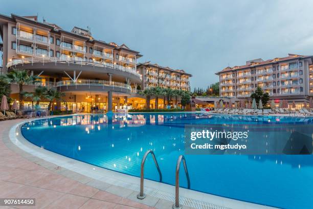 luxe resorthotel met zwembad bij zonsondergang - resort swimming pool stockfoto's en -beelden