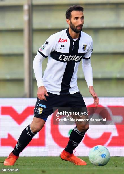 Valerio Di Cesare of Parma Calcio in action during the serie B match between US Cremonese and Parma FC at Stadio Giovanni Zini on January 20, 2018 in...