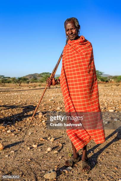 african guerrier de samburu tribe, le centre du kenya, afrique de l'est - culture samburu photos et images de collection