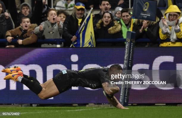 Clermont's New Zelande fly-half Luke McAlister scores a try during the European Rugby Champions Cup rugby union match between Clermont and Ospreys at...