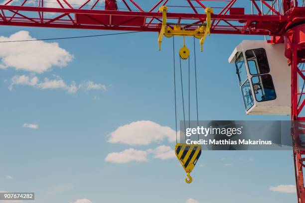 construction site with crane close up shot - makarinus photos et images de collection