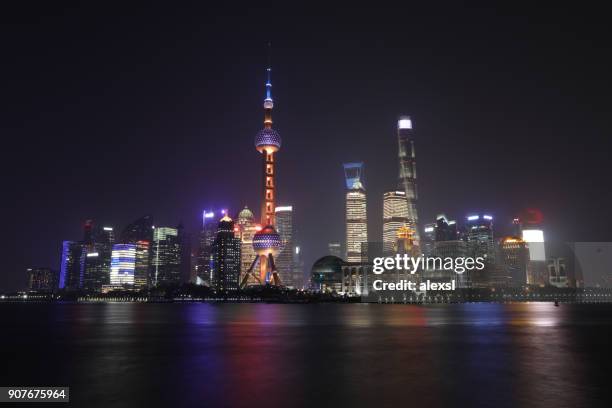 shanghai china moderne wolkenkratzer skyline finanzviertel turm nacht - wanderweg skyline trail stock-fotos und bilder