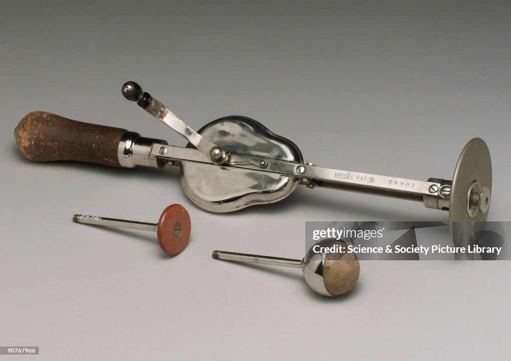 �Veedee� vibratory massager with two attachments, German, 1901-1930.