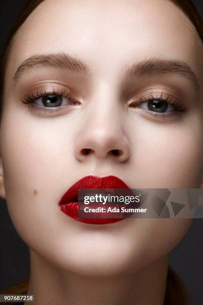studio shot of a beautiful young woman - rode lippenstift stockfoto's en -beelden