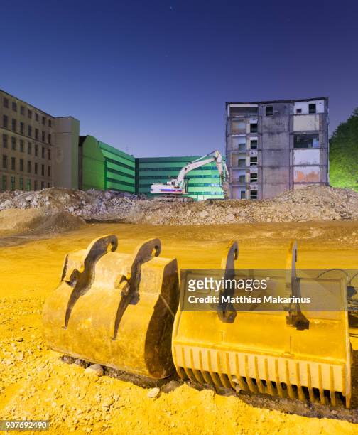 modern construction site szene with excavator - makarinus 個照片及圖片檔