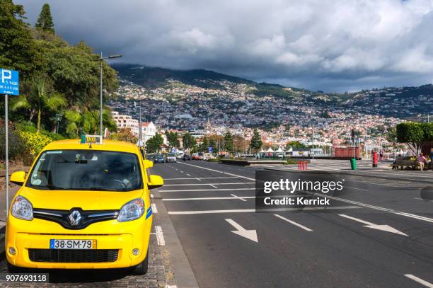 funchal - madeira, portugal - a lot of  waiting yellow taxi - funchal in the background - baía do funchal imagens e fotografias de stock