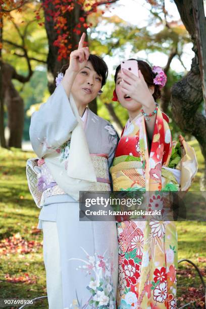 mother and daughter and selphy - kazunoriokazaki stock pictures, royalty-free photos & images