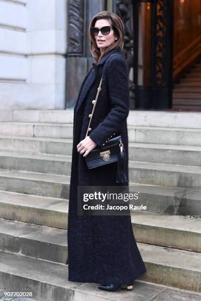 Cindy Crawford arrives at Balmain Homme Menswear Fall/Winter 2018-2019 show as part of Paris Fashion Week on January 20, 2018 in Paris, France.