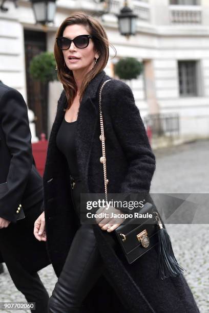 Cindy Crawford arrives at Balmain Homme Menswear Fall/Winter 2018-2019 show as part of Paris Fashion Week on January 20, 2018 in Paris, France.