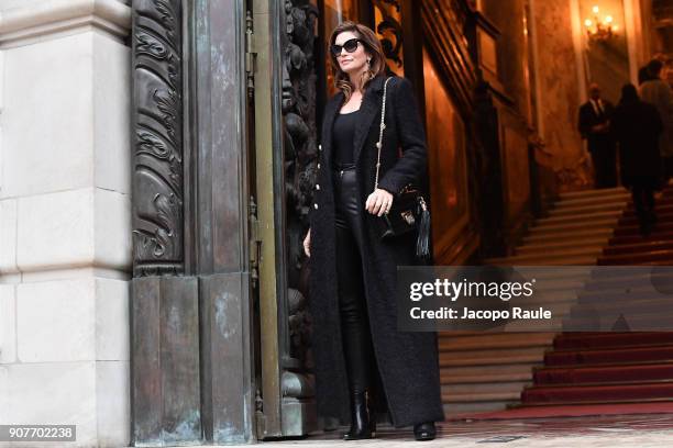 Cindy Crawford arrives at Balmain Homme Menswear Fall/Winter 2018-2019 show as part of Paris Fashion Week on January 20, 2018 in Paris, France.