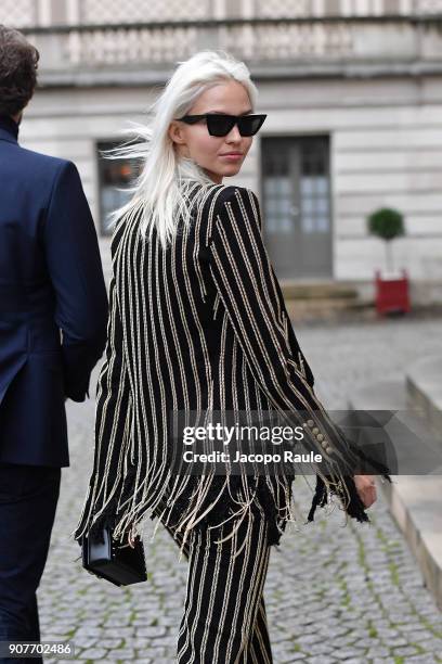 Sasha Luss arrives at Balmain Homme Menswear Fall/Winter 2018-2019 show as part of Paris Fashion Week on January 20, 2018 in Paris, France.