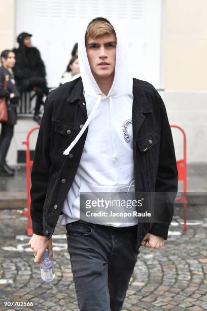 Presley Gerber arrives at Balmain Homme Menswear Fall/Winter 2018-2019 show as part of Paris Fashion Week on January 20, 2018 in Paris, France.