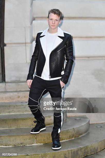Patrick Gibson arrives at Balmain Homme Menswear Fall/Winter 2018-2019 show as part of Paris Fashion Week on January 20, 2018 in Paris, France.