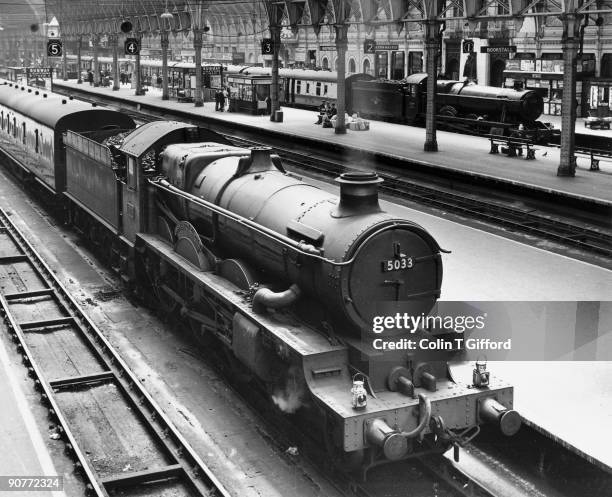 Castle Class 4-6-0 No 5033 �Broughton Castle� and Hall Class 4-6-0 No 7917 �North Aston Hall� wait to leave for Oxford and Weymouth respectively....