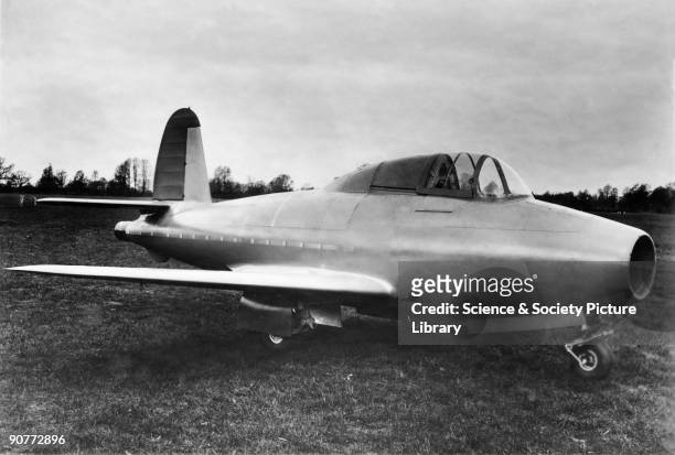 The E28/39 was built by the Gloster Aircraft Co Ltd, and it's chief designer was W G Carter. The E28/39 lifted off briefly while doing taxying trials...
