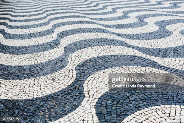 lissabon golf bestrating - portugees straatmozaïek stockfoto's en -beelden