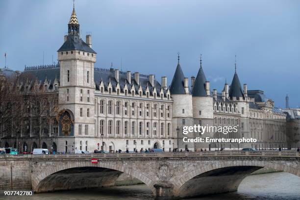 view of tour de l'harloge du palais de la cite,paris. - pont au change stock pictures, royalty-free photos & images