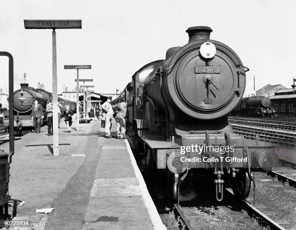 Class D16 4-4-0 No 62566 arrives at Cambridge from King?s Lynn, whilst class B1 4-6-0 No.61091 waits to depart for King?s Cross, London.