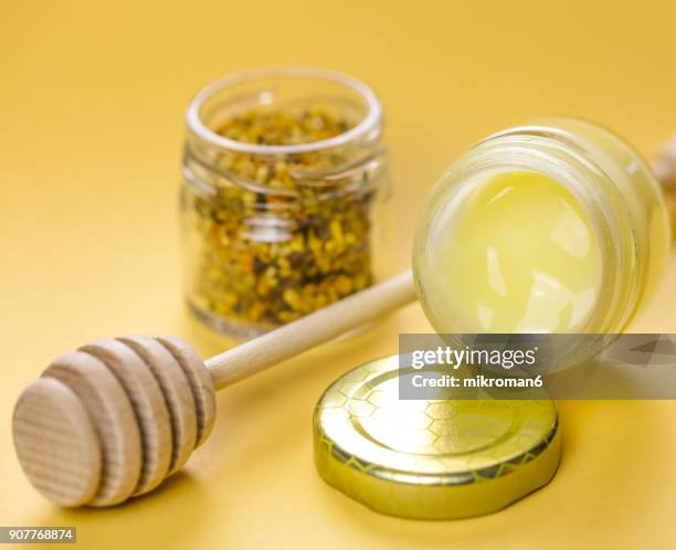 raw organic bee pollen and royal jelly  in jar. bee pollen granules. apitherapy - ローヤルゼリー ストックフォトと画像