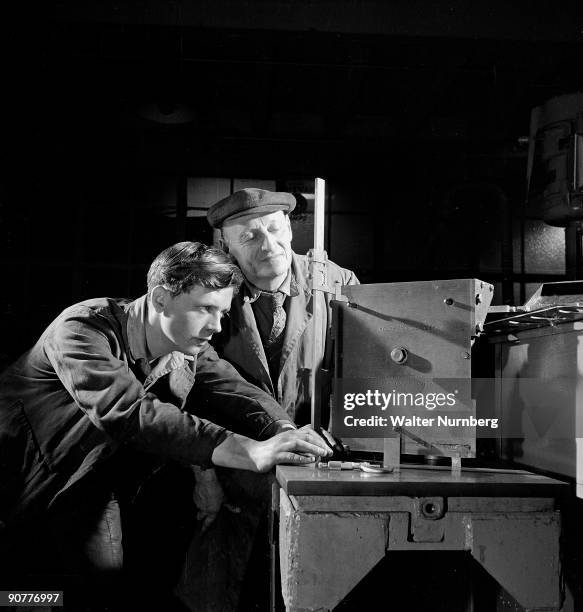 Toolmaker Before 44 Toolmakers Stock Photos, High-Res Pictures, and Images - Getty Images