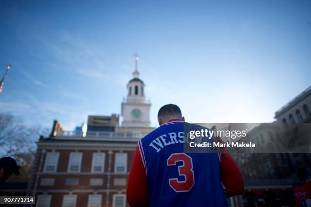 Tourist wearing an Allen Iverson Philadelphia 76ers jersey visits the shuttered Independence Hall after the government shutdown on January 20, 2018...