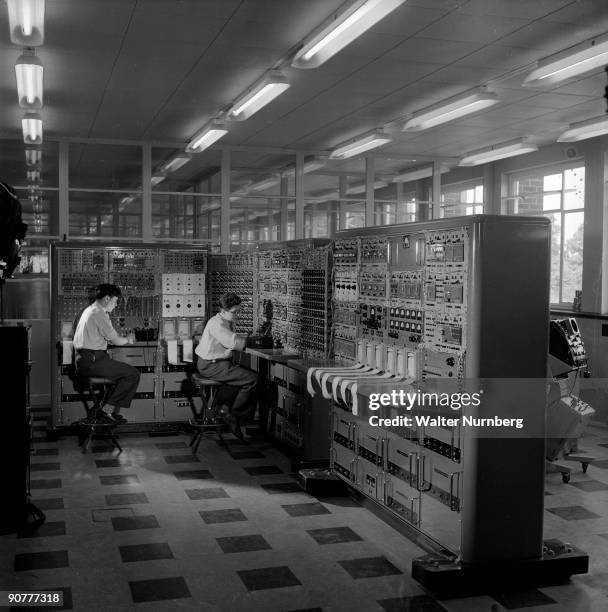 Thermionic Valve Computer Thermionic Valves Photos and Premium High Res Pictures - Getty Images
