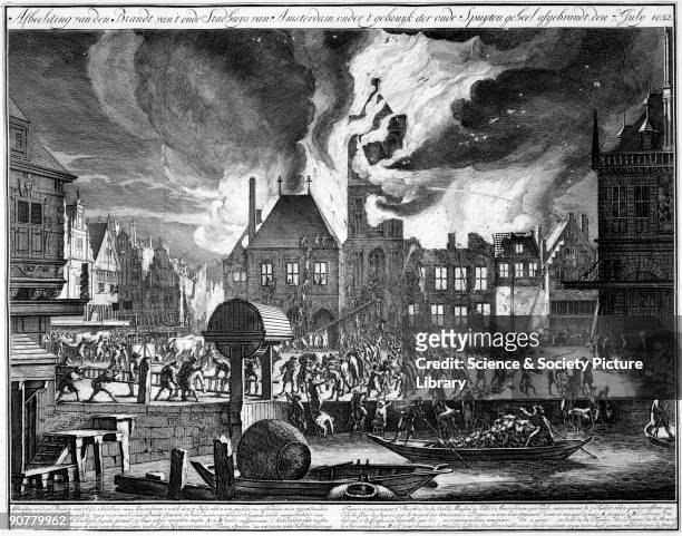 Firefighting scene, 7 July 1652. Engraved plate taken from 'Beschryving Der nieuwlyks uitgevonden en geooctrojeerde Slang-Brand-Spuiten' , a book on...