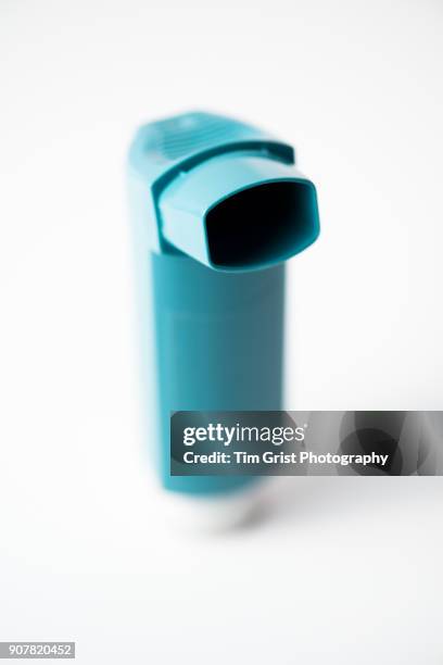 asthma inhaler - kleine bloedsomloop stockfoto's en -beelden