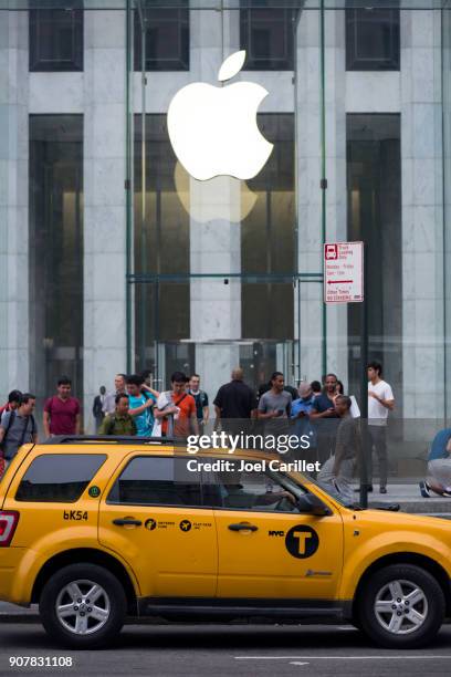 apple store on new york's fifth avenue - taxi logo stock pictures, royalty-free photos & images