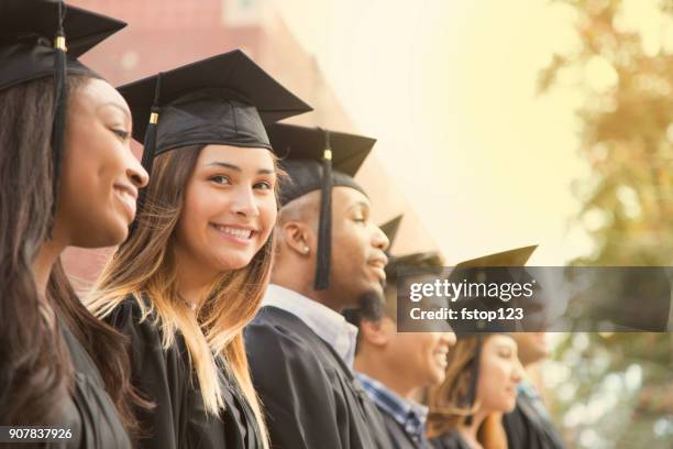 laurea femminile di origini latine nel campus. - celebrazione della laurea foto e immagini stock
