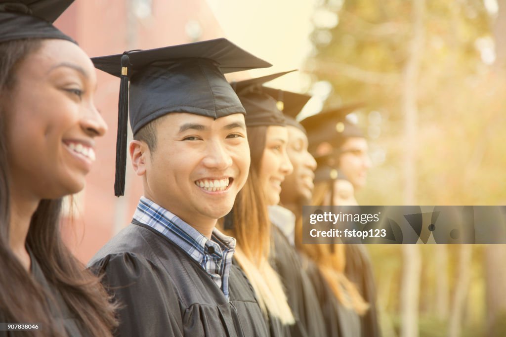 Asiatischer Abstammung männliche College-Studenten-Abschluss auf dem Campus.