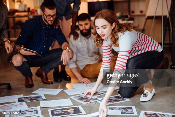 equipo de diseño de un nuevo proyecto - estudio de diseño fotografías e imágenes de stock