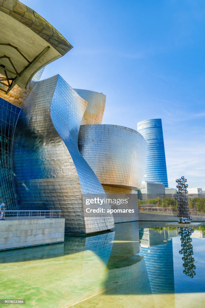 Museu Guggenheim e torre da Iberdrola, Bilbao, Espanha