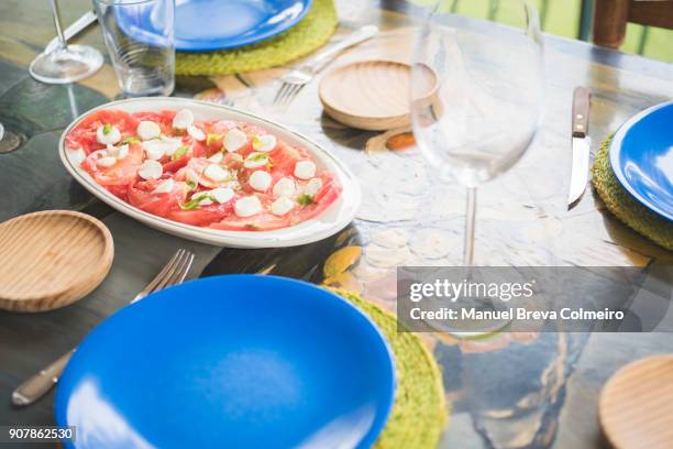 tomato salad - reunion familia stock pictures, royalty-free photos & images