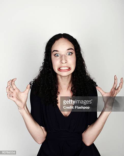 portrait of woman looking frustrated - cerrando os dentes - fotografias e filmes do acervo