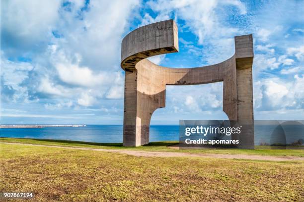 monumento elogio del horizonte di eduardo chillida. gijón - gijon foto e immagini stock