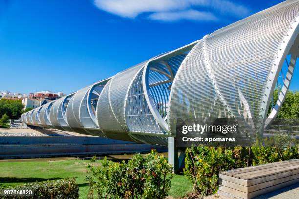 modern bridge at arganzuela park, madrid, spain - rio imagens e fotografias de stock