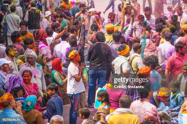 in una parte esterna del tempio, nel quartiere di mathura, la folla sta celebrando il festival holi. - mathura district foto e immagini stock
