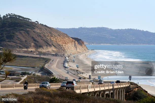 highway 101 hugs the cliffs on the california coast in del mar - del mar california stockfoto's en -beelden