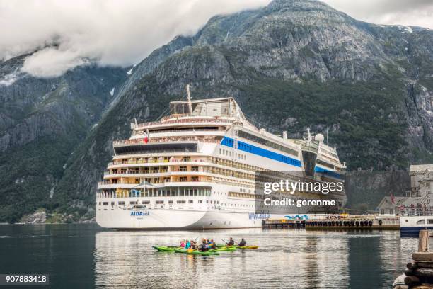 fjord in norwegen  - fjord der berge stock-fotos und bilder