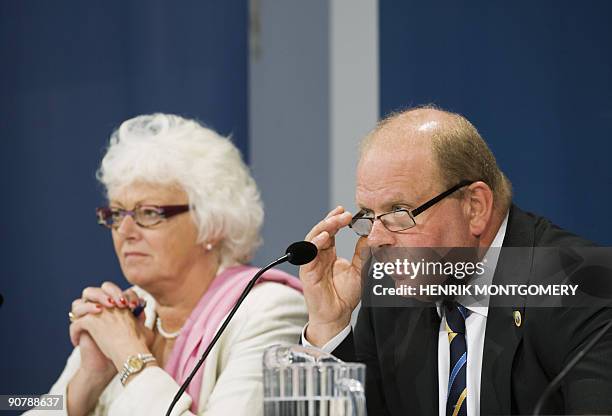 European Commissioner in charge of Agriculture and Rural Development Mariann Fischer-Boel and Swedish Agriculture Minister Eskil Erlandsson give a...