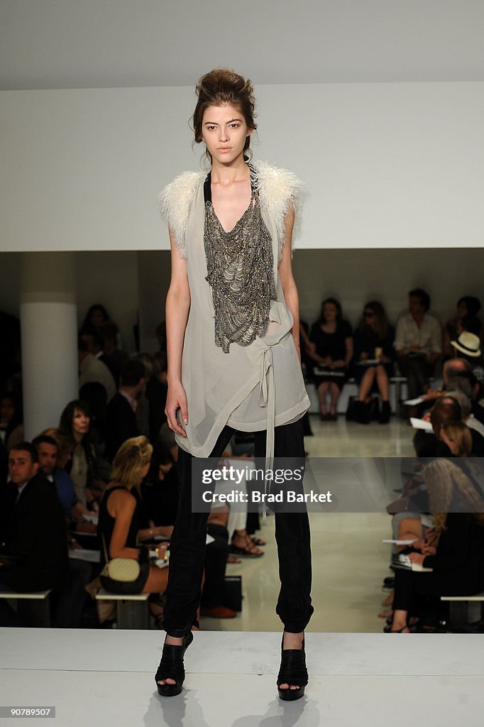 Vera Wang - Runway - Spring 2010 MBFW