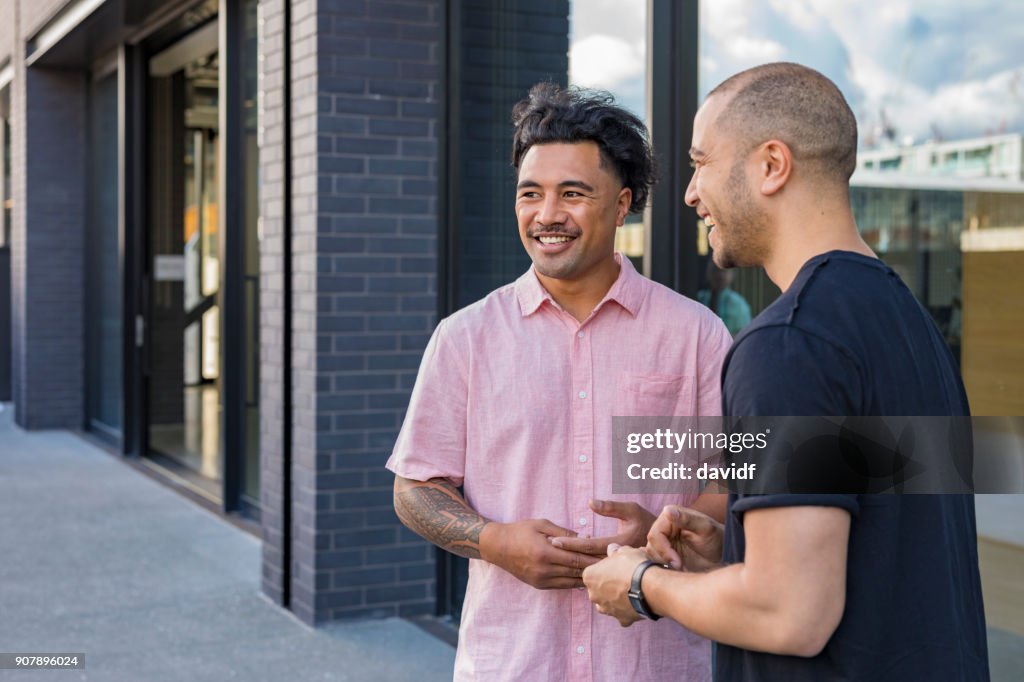 Pacific Islander Geschäftstreffen Männer außerhalb eines Bürogebäudes