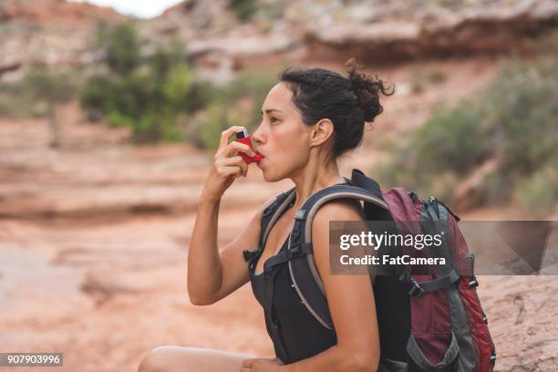 femme avec asthme chronique randonnée dans le désert - utah stock photos et images de collection