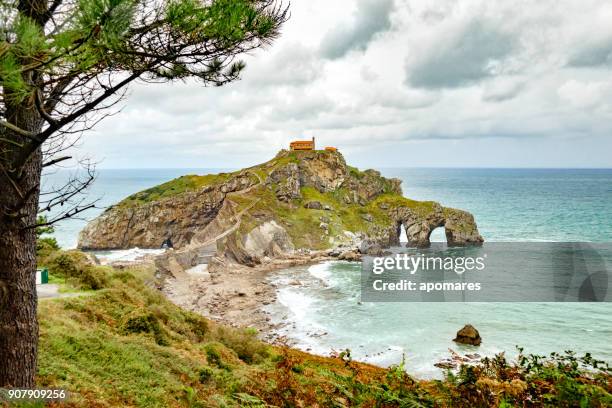 vista panorámica de san juan de gaztelugatxe, país vasco, españa - gaztelugatxe fotografías e imágenes de stock