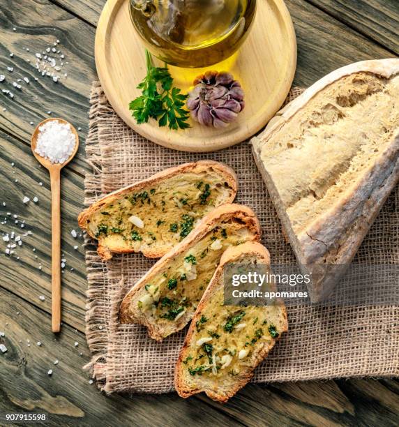 snack oder vorspeise von knoblauch, basilikum und olivenöl bruschetta - aguacates stock-fotos und bilder