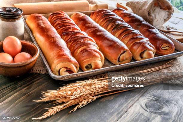 comida de navidad venezolana tradicional: pan de jamón o "pan de jamón" a cocido al horno en bandeja - cultura de venezuela fotografías e imágenes de stock