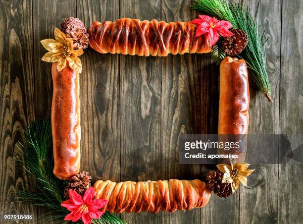 comida de navidad venezolana tradicional: pan de jamón o "pan de jamón" haciendo un marco con espacio de copia - cultura venezolana fotografías e imágenes de stock